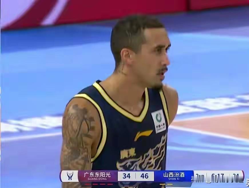 竟然有人不满意广东男篮的奎因，说他失误太多了。确实昨晚面对山西男篮的铁血防守，奎