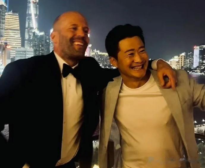 吴京招呼友人的方式好特殊。

竟然请杰森斯坦森在外滩吃饺子配二锅头，这的确像吴京