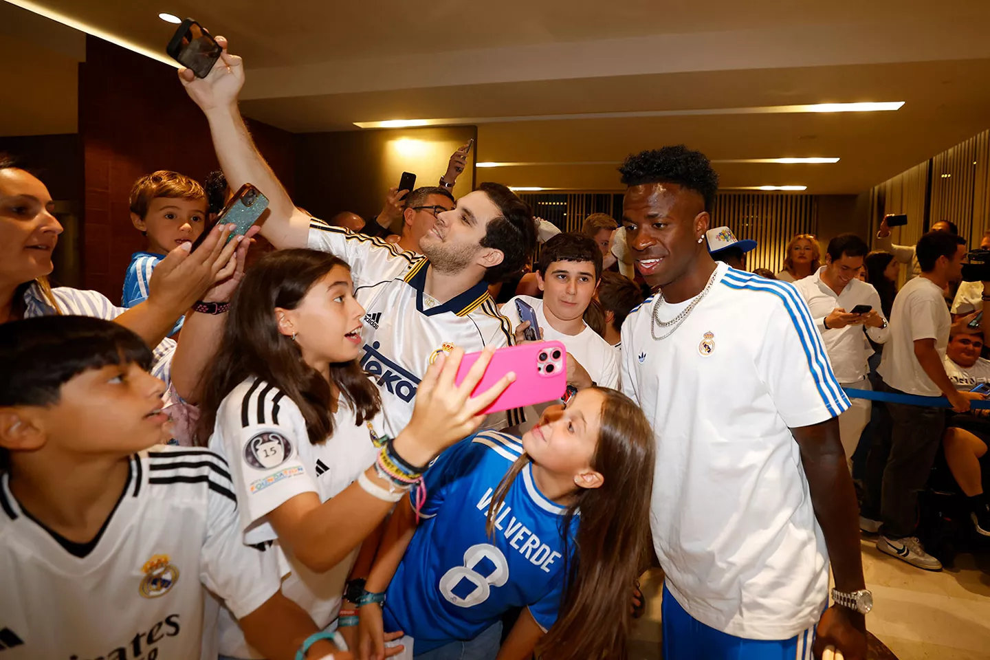 球队抵达圣塞巴斯蒂安。西甲联赛皇家社会vs皇马halamadrid ​​​