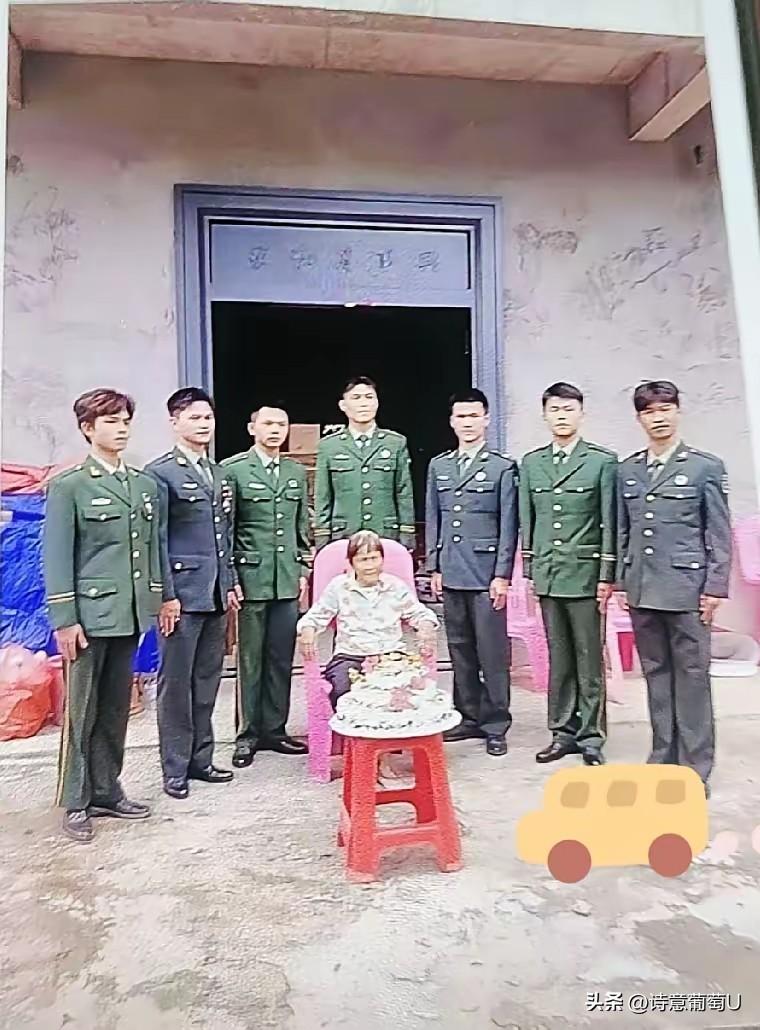 太有排面了！奶奶过生日，身后被七个穿军装的儿孙紧紧围在中间，这阵仗让网友直夸：