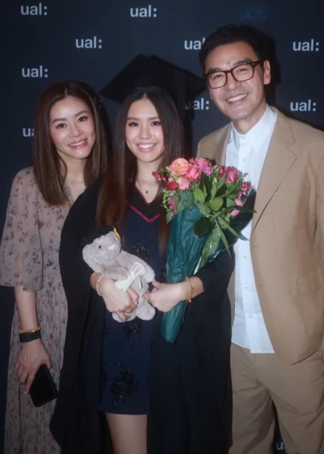 73岁钟镇涛和老婆范姜前往英国伦敦参加女儿的大学毕业典礼，22岁的钟懿穿着一身学