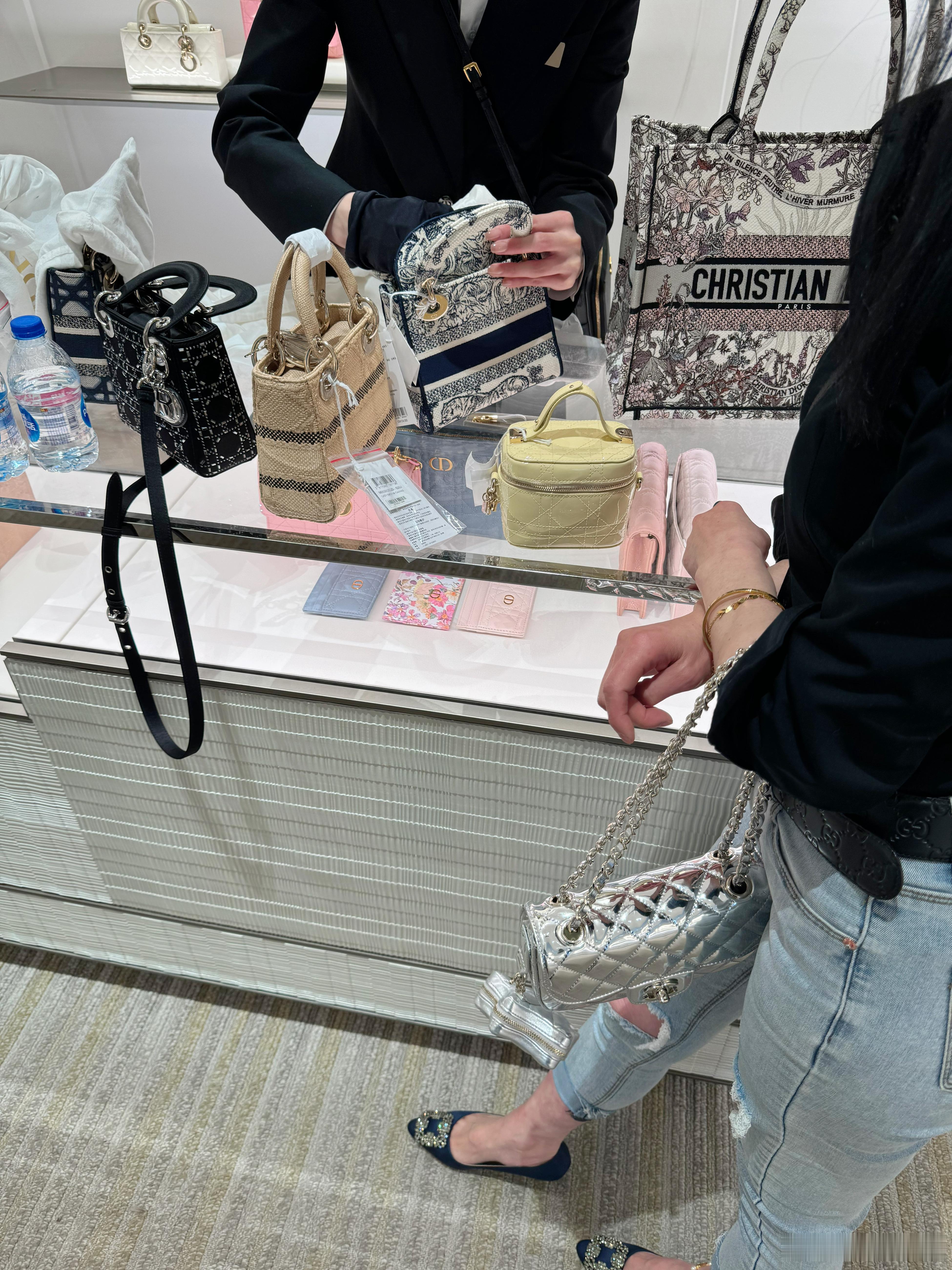新入手的两小只[开学季]#chanel##christiandior#  ​​​