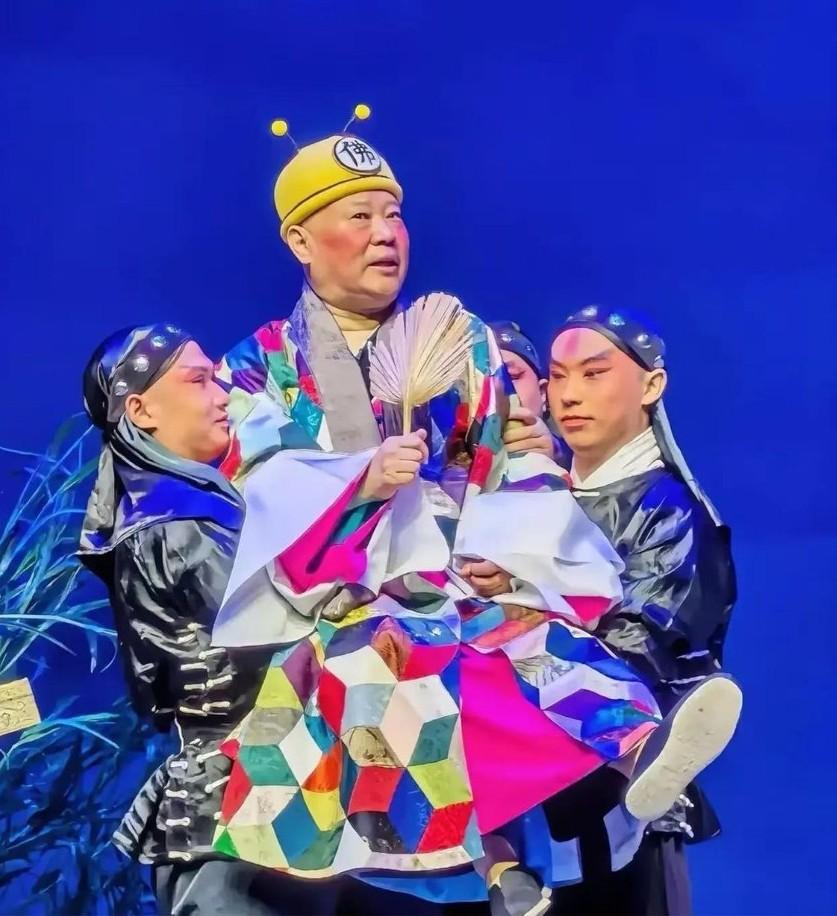 明眼人都能看出，郭德纲犯下这个错误，绝非无心之失。在他内心深处，觉得这首歌就算修