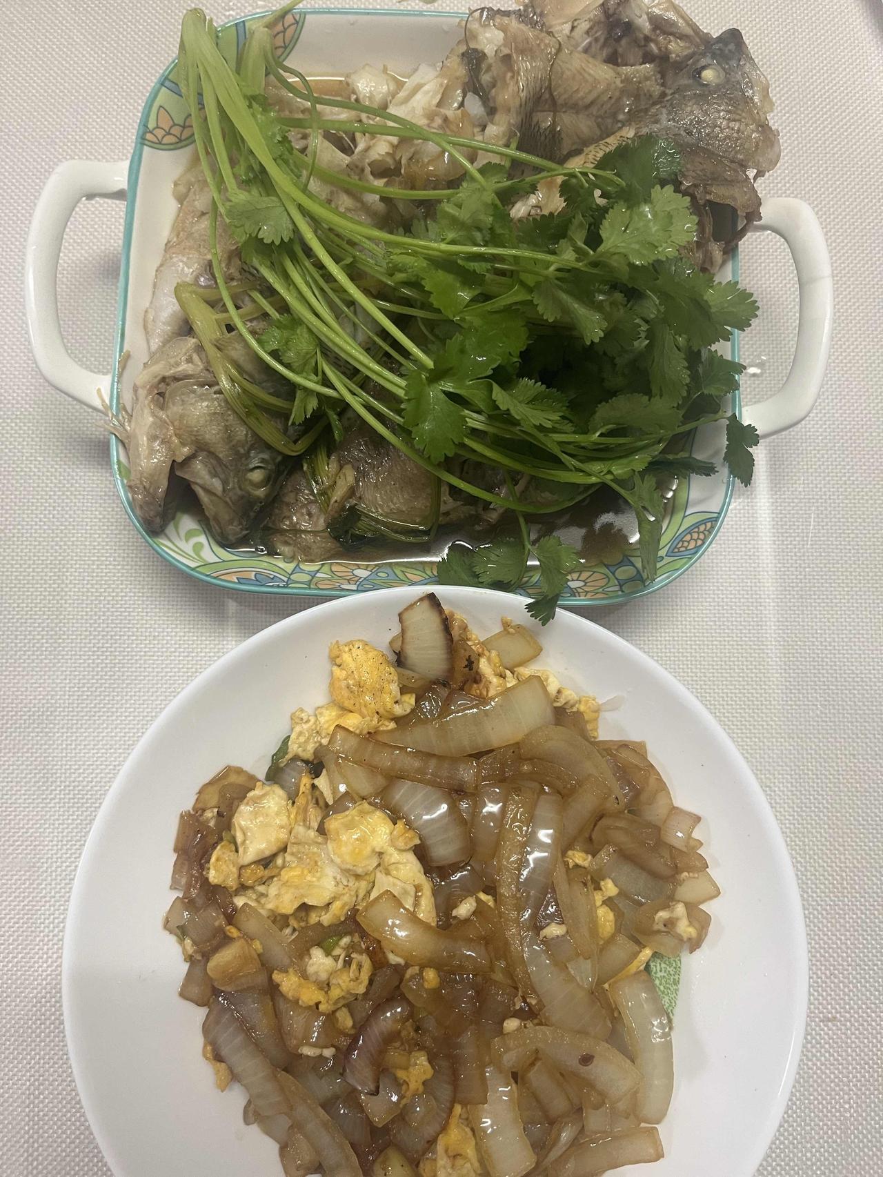 红烧鲈鱼，洋葱炒蛋，兄弟们，这得高低打6.5分吧[害羞][牛]