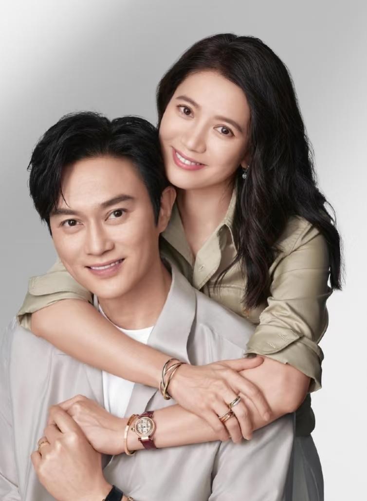 54岁的袁咏仪和张智霖公布喜讯了，
这次不是他俩铁树开花，又要生娃，
而是他俩已