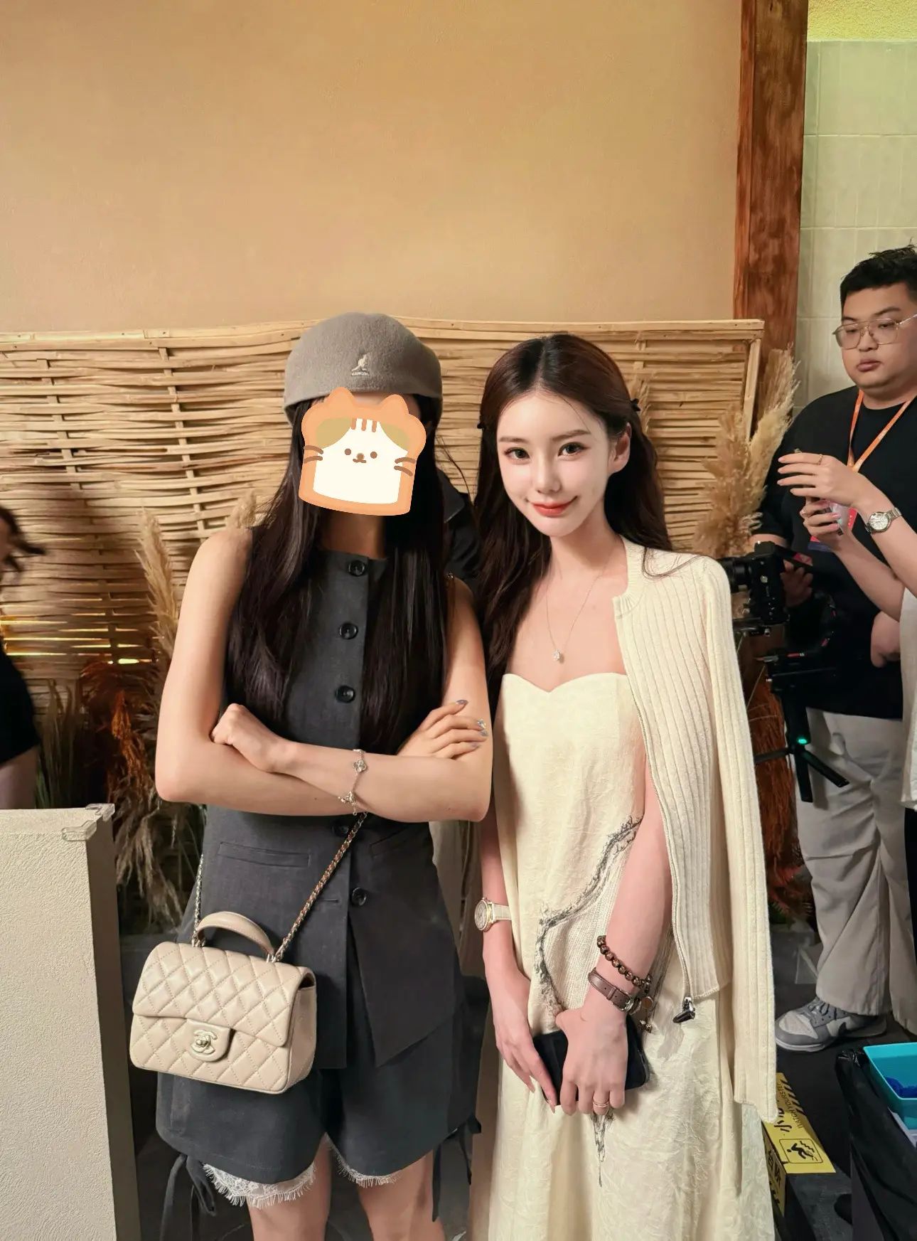 马筱梅被偶遇她脸好小，网友发现她戴两只手表好富有