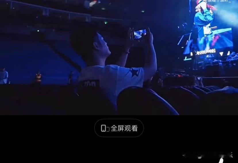谁能懂鹿晗拥有这几个好兄弟的含金量。

鹿晗近日在上海开演唱会，邓超、陈赫、王勉