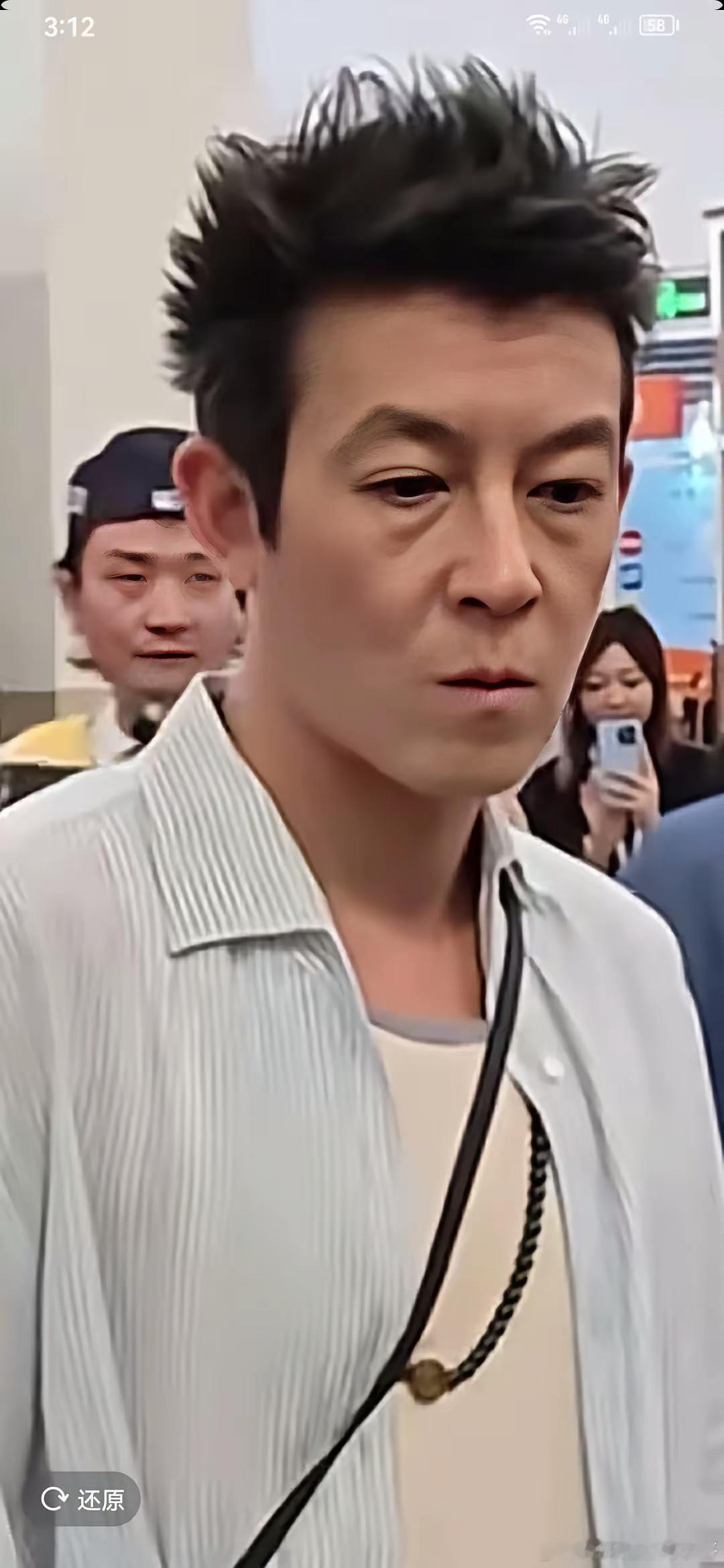 年轻帅的没天理，这才40多岁，看看冯德伦，谢霆锋，安志杰，很多比大他的都没他这么
