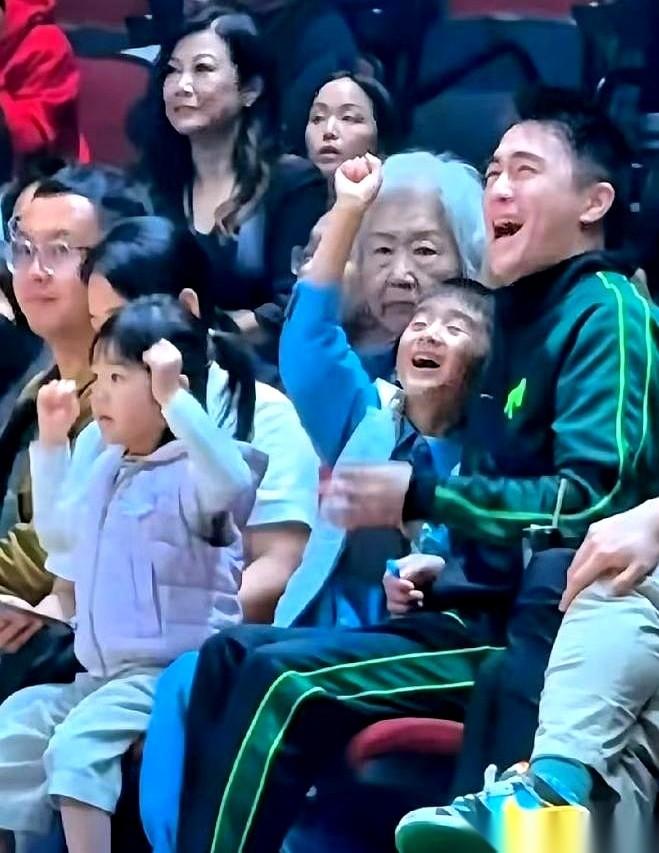 刷到何猷君这个热搜，我给看愣了。
你以为是啥？豪门又出啥幺蛾子了？奚梦瑶又买什么