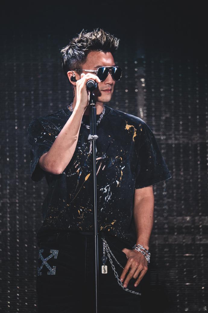 谢霆锋何超琼为香港火灾捐款500万香港大埔宏福苑火灾令人痛心，谢霆锋联合何超琼，