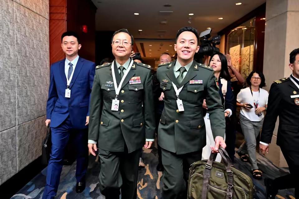 越南领导人在香会期间的首次亮相，分量不轻。他刚在开幕式上发完主旨演讲，转头又接受