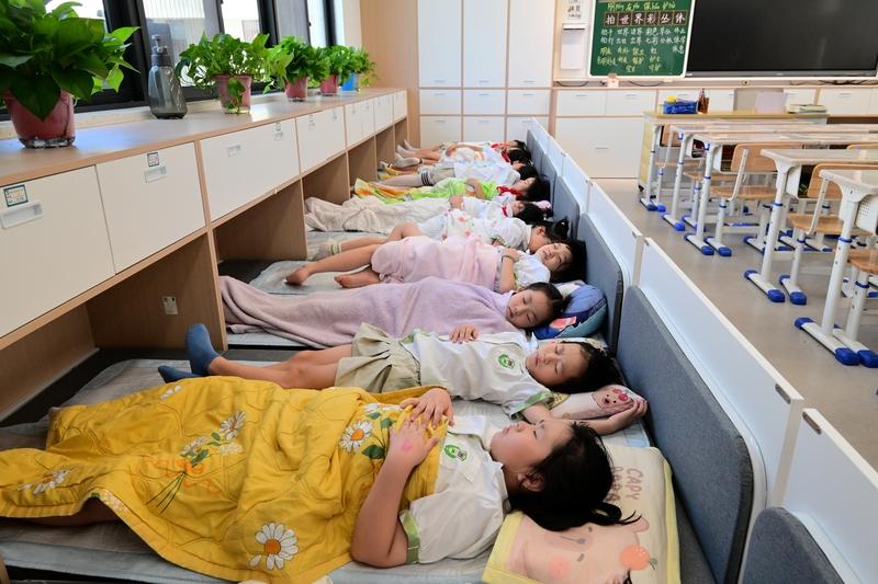 中小学开学变化还真不少！健康午休方面，2月1日起《中小学生午休课桌椅通用技术要求