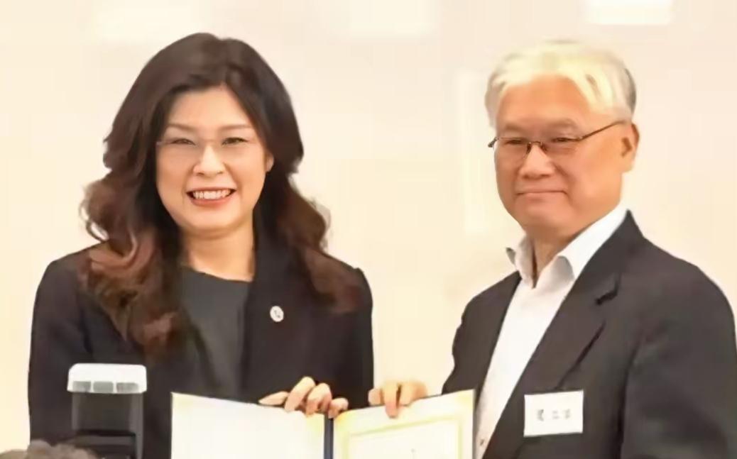 郑丽文能力不可小觑。五个卢秀燕、十个韩国瑜、三十个侯友宜加起来，还不如一个郑丽文