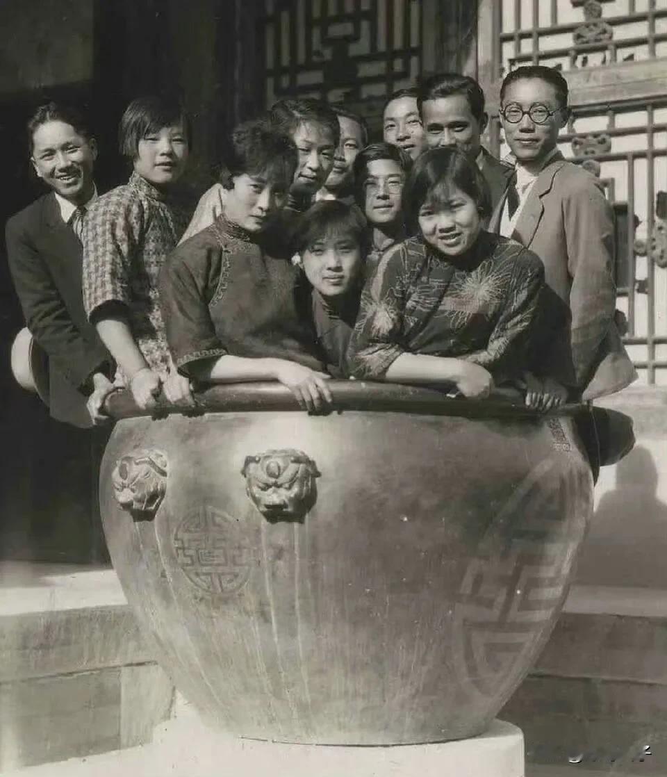 旧社会的大学生们，真会玩。不得不说，这口大缸，真能装。 ​​​