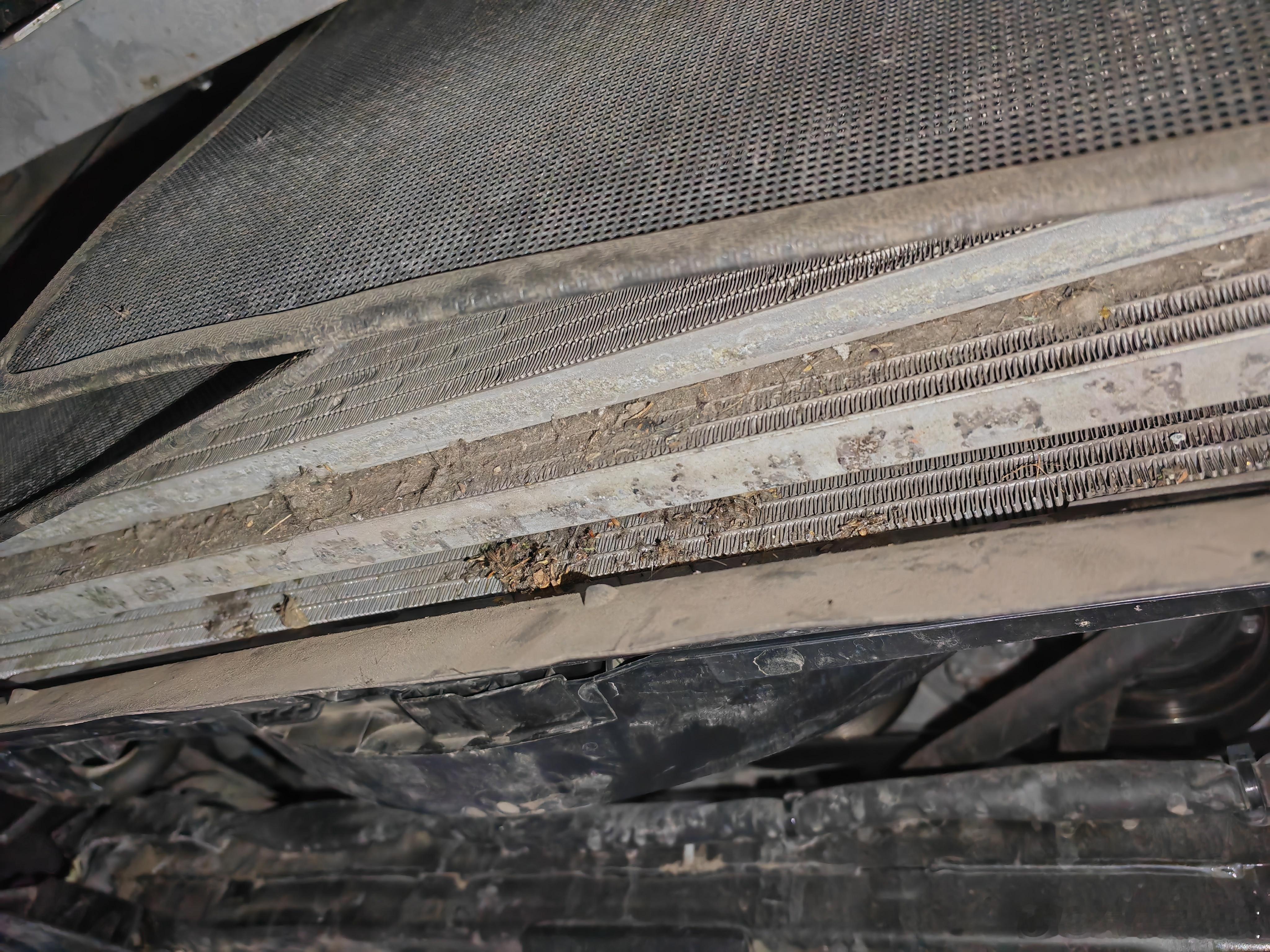 #夏天需要清理汽车水箱吗# 如果水箱散热器太脏是需要清洗的，要不然一层棉被一样的