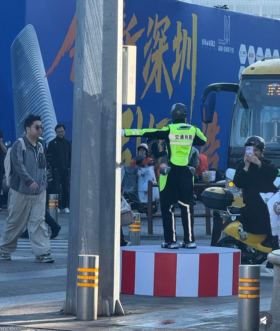 大年初一，前海石公园内，有场别开生面的表演。机器人舞狮队与机器狗拜年团组成“科技