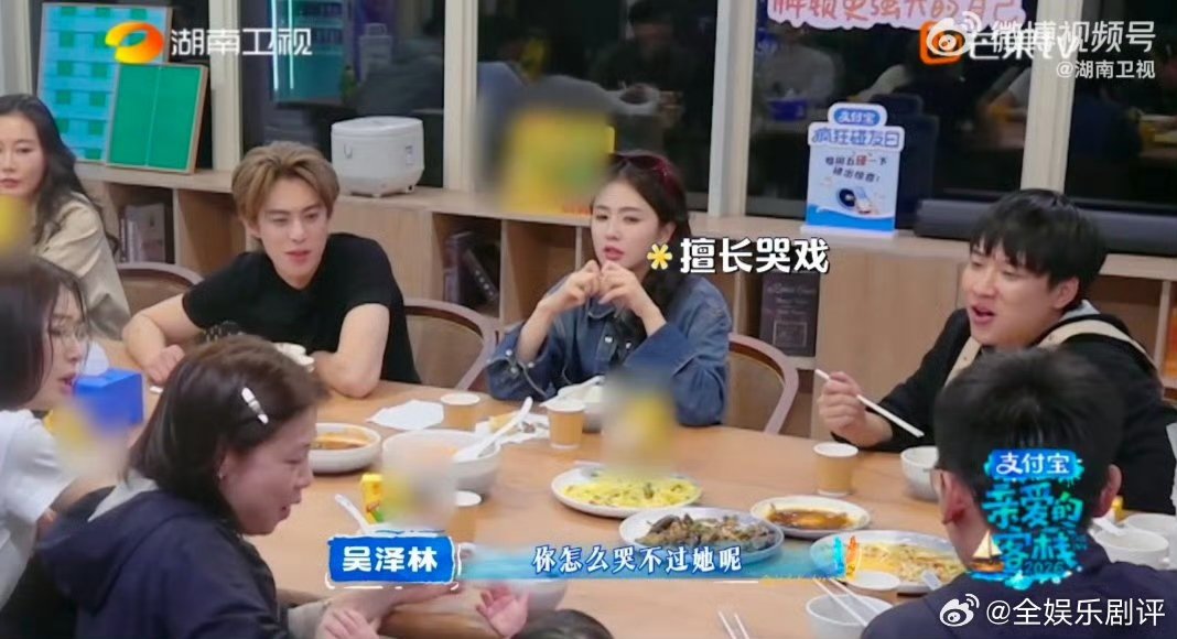 谁懂啊！白鹿哄娃的样子也太可爱了，又温柔又会哄，太加分了！白鹿哄娃有一套 亲爱的