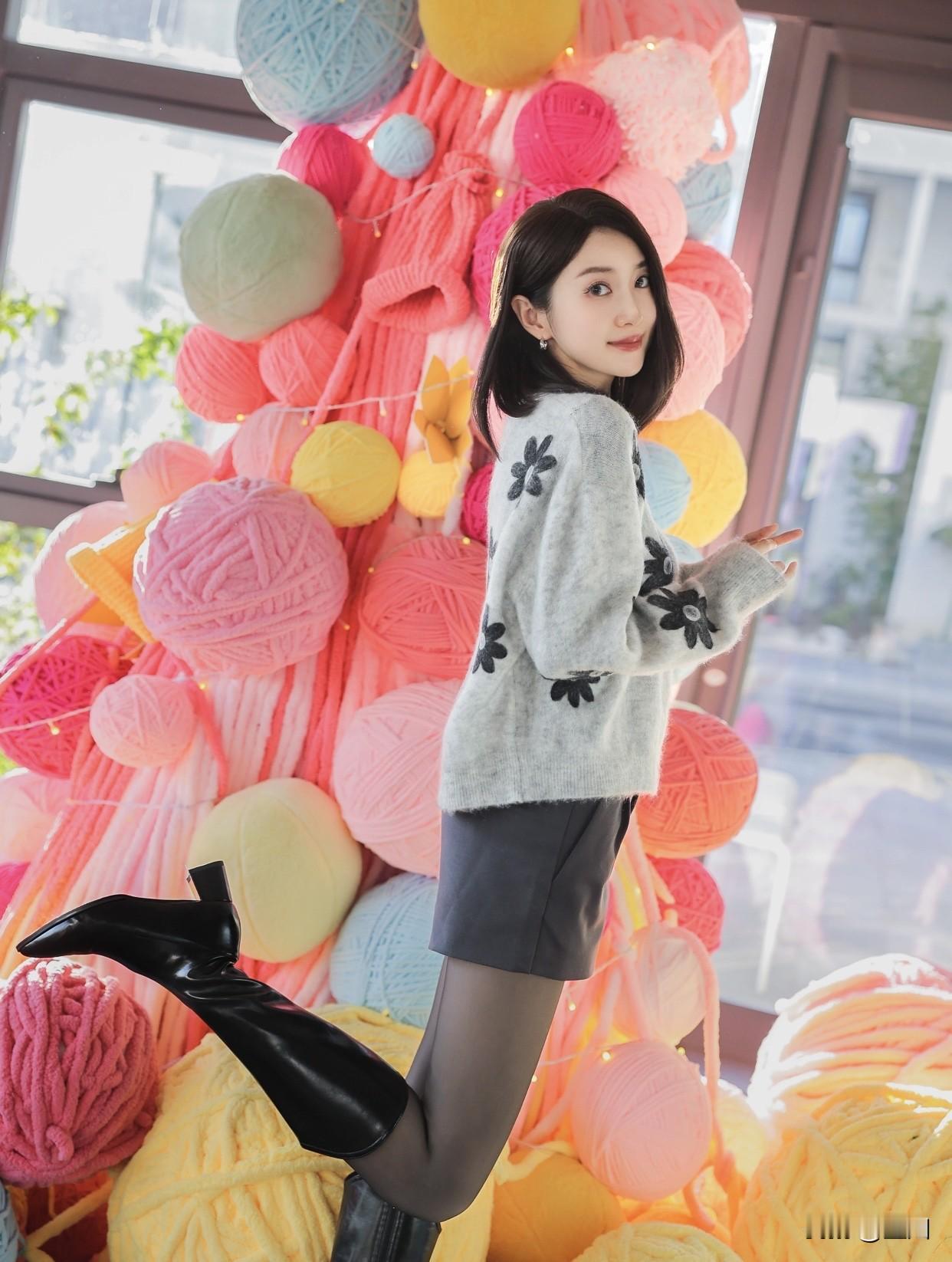 什么样的标准堪称是美女美女不只是五官精致。脸型流畅没硬伤，不管是方圆脸还是鹅蛋脸