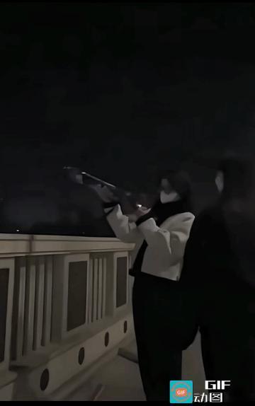 视频中听呼喊的声息，至少有三个女生。
炮口方向拿反了！点火之前，不知看了没看注意