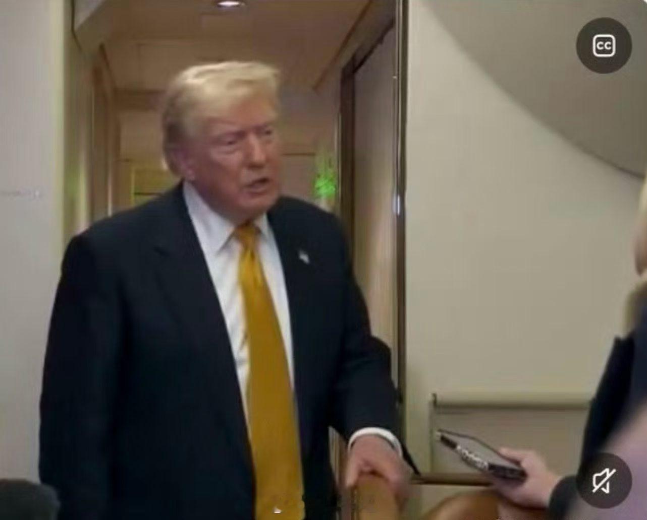 🇺🇸🇬🇧✈️Trump离开土耳其后，在英国换飞机🔥🌍随行记者问：空军