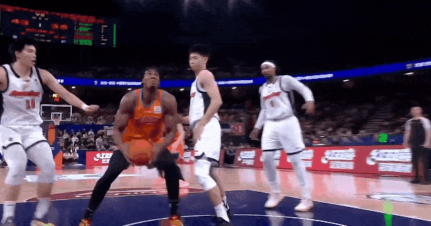 怀特塞德一个人抢爆广东男篮全队！半场18篮板vs16篮板，上海赢就赢在这

半场