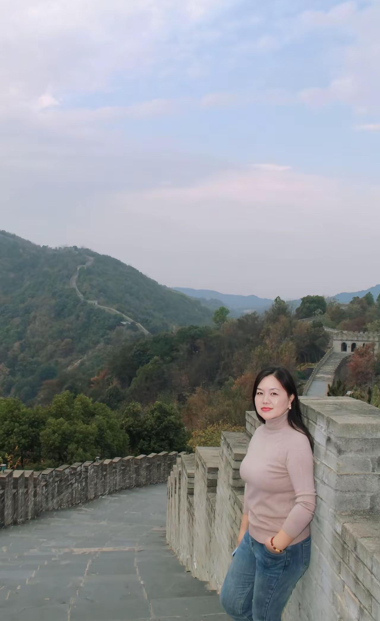 午后时分，天空宛如一幅绚丽的画卷。在这如梦如幻的天空下，长城宛如一条巨龙，穿过连