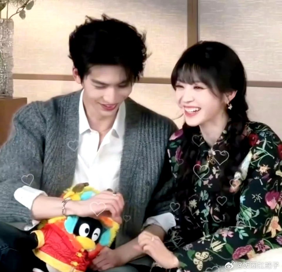 张凌赫田曦薇挑衅经纪人逐玉官方张凌赫田曦薇两个魔丸挑衅经纪人直播时各种贴贴比心，