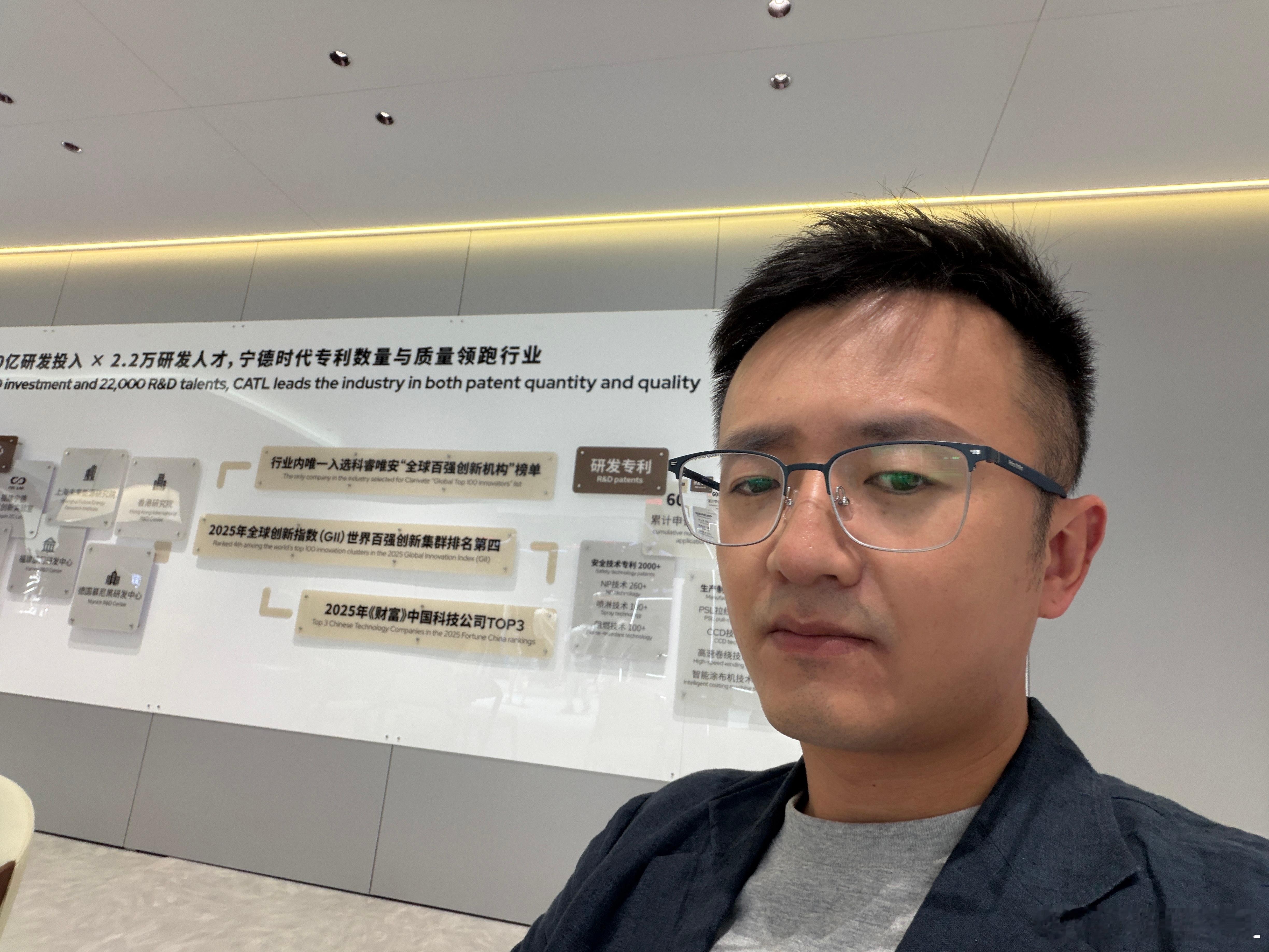 我再说一遍，我头发只是不多。但这不代表秃，不代表要戴假发，OK？