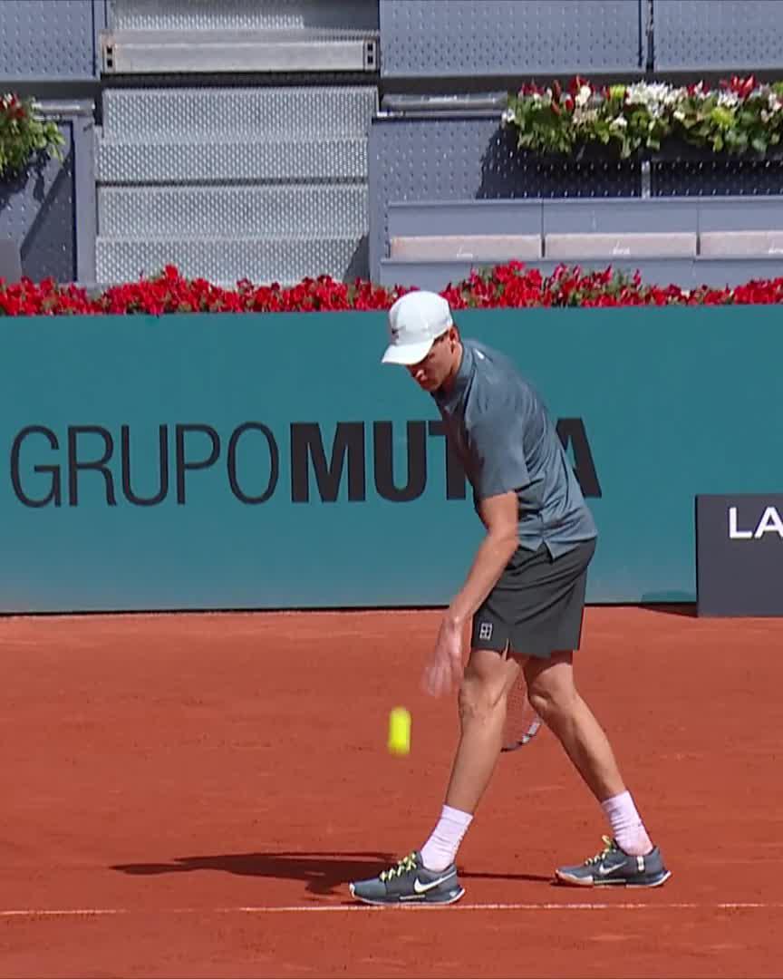 辛纳2比0诺里 辛纳赛后现场采访来啦！🎙️：“不太常见你在球场上这么早出现。今