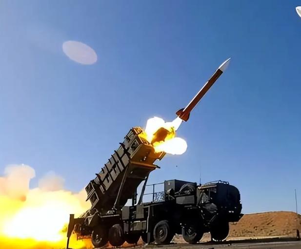 又整活了！俄乌突然双双喊停火，乌克兰后脚就官宣新一批爱国者防空导弹到位，所谓停火