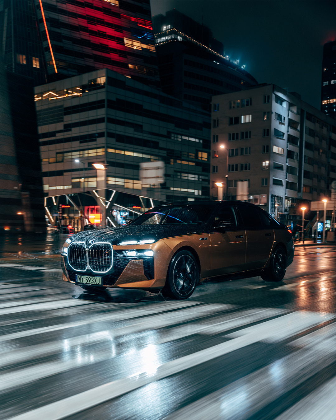 双拼色还是很吸睛的，车身线条流畅，空气动力学表现优秀，科技感与豪华感并存。 