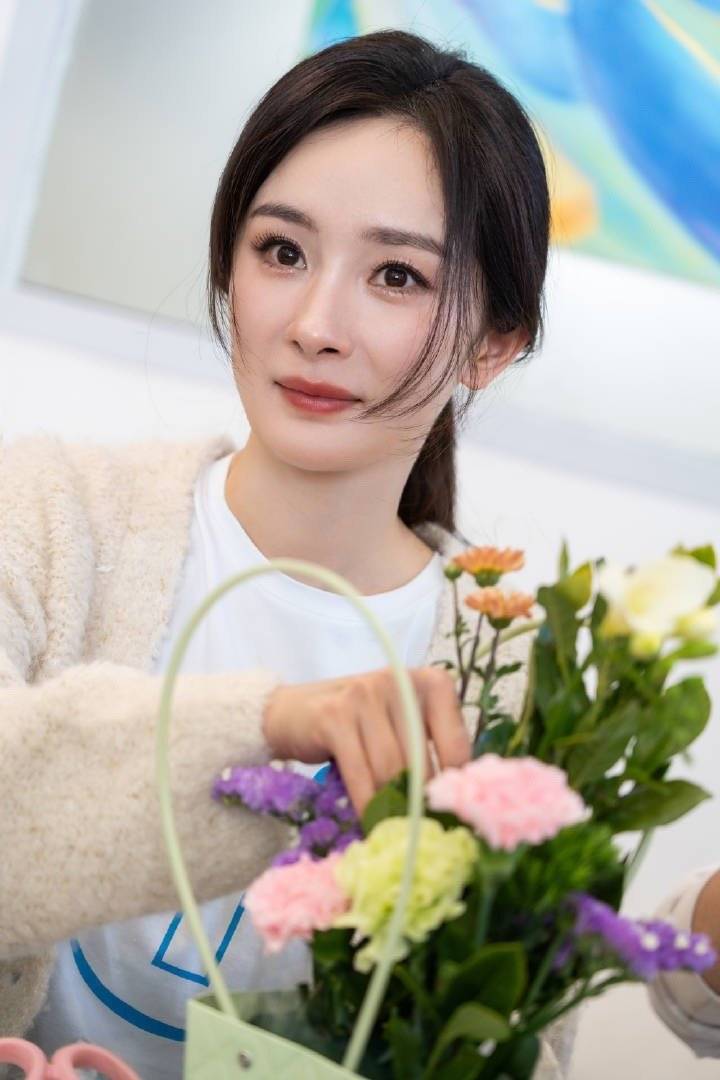 杨幂用耐心连接心灵杨幂软糯糯毛衣开衫杨幂软糯糯毛衣开衫，好美啊！用耐心连接心灵，