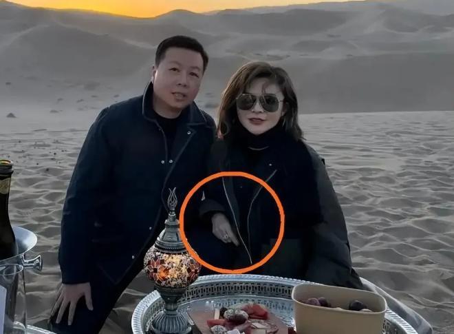 大家听说了吗？关之琳竟被曝出与香港富商同游敦煌，举止很是亲密。[心]


更让人