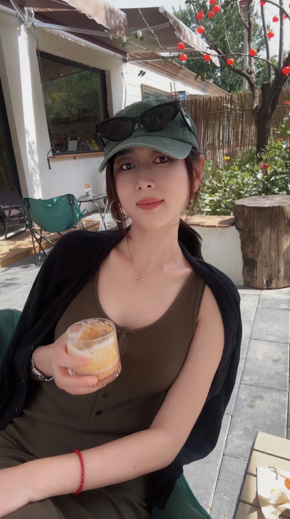 有情有义已经不适合这个社会了 再稳的船，也怕遇风浪；再真的人，也怕遇薄情。