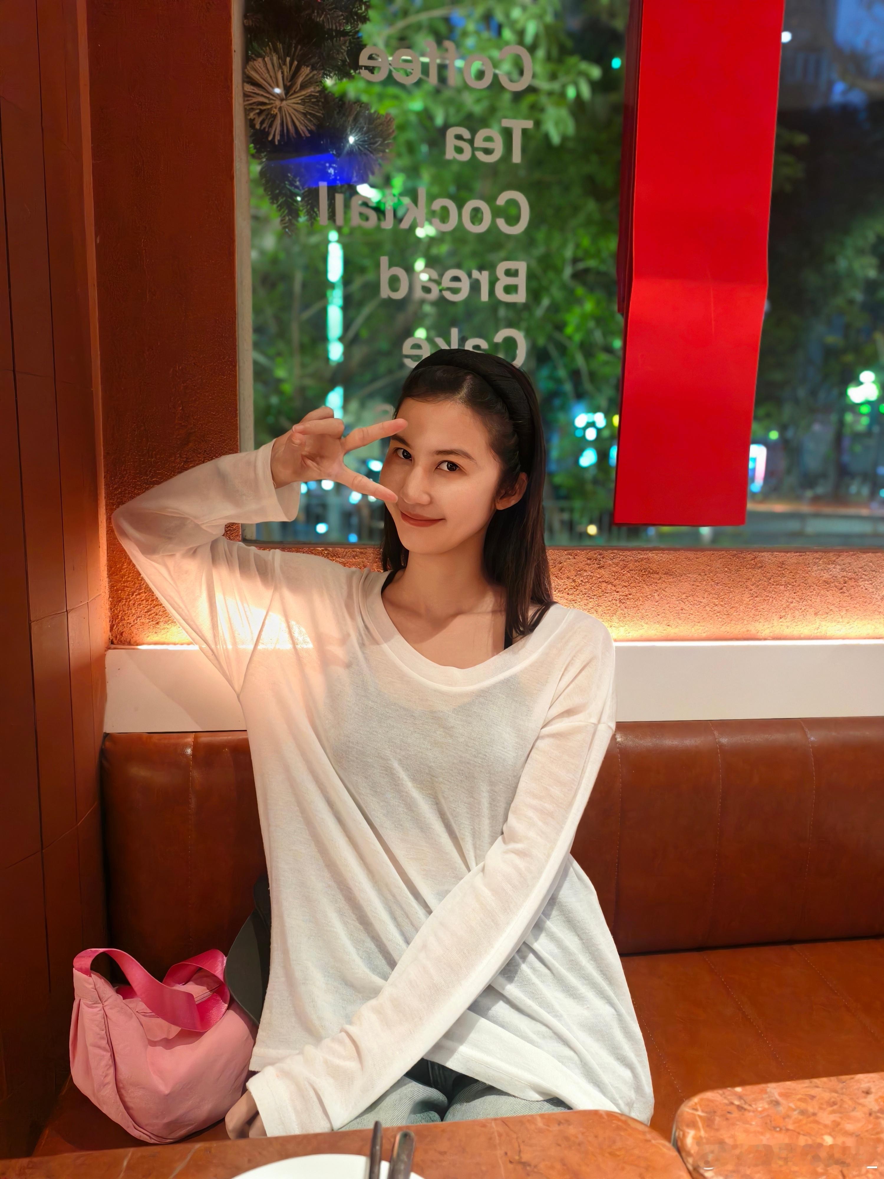 你们身边有没有比较让你嫉妒的朋友？我就很嫉妒……这姐是素颜都好看[握手]（一条6