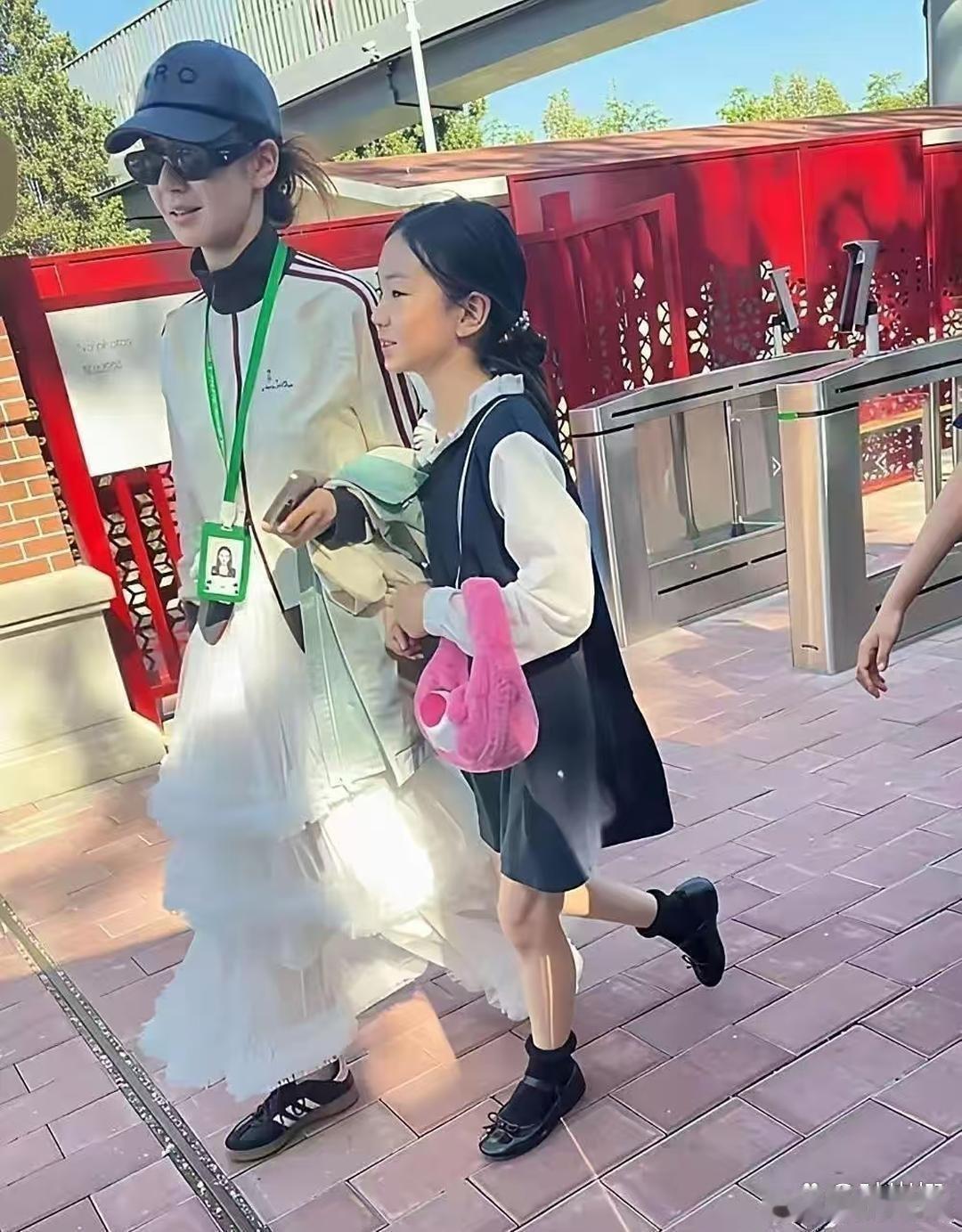 戚薇去学校接‎闺女放学‍，一身打扮‎又仙又美‏，状态﻿‍在线。L‍﻿uc‍⁠ky