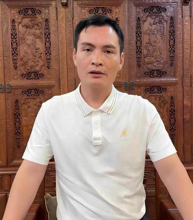 包工头才哥，最近没有消息了，突然一点动静都没有了。
之前好不容易露了一面，转眼又