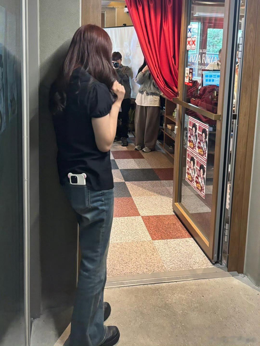 宝宝用的应该是这只轻松熊手机壳 我要去get同款😭 ​​​
