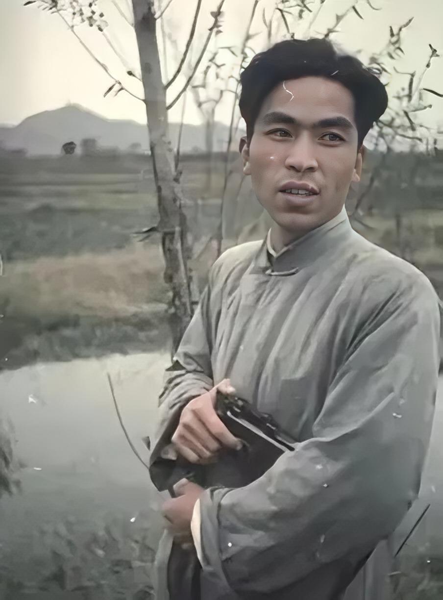 1947年，地下党被处决前婉拒房东送的断头饭：“我吃不下。”房东弯腰轻声说：“这