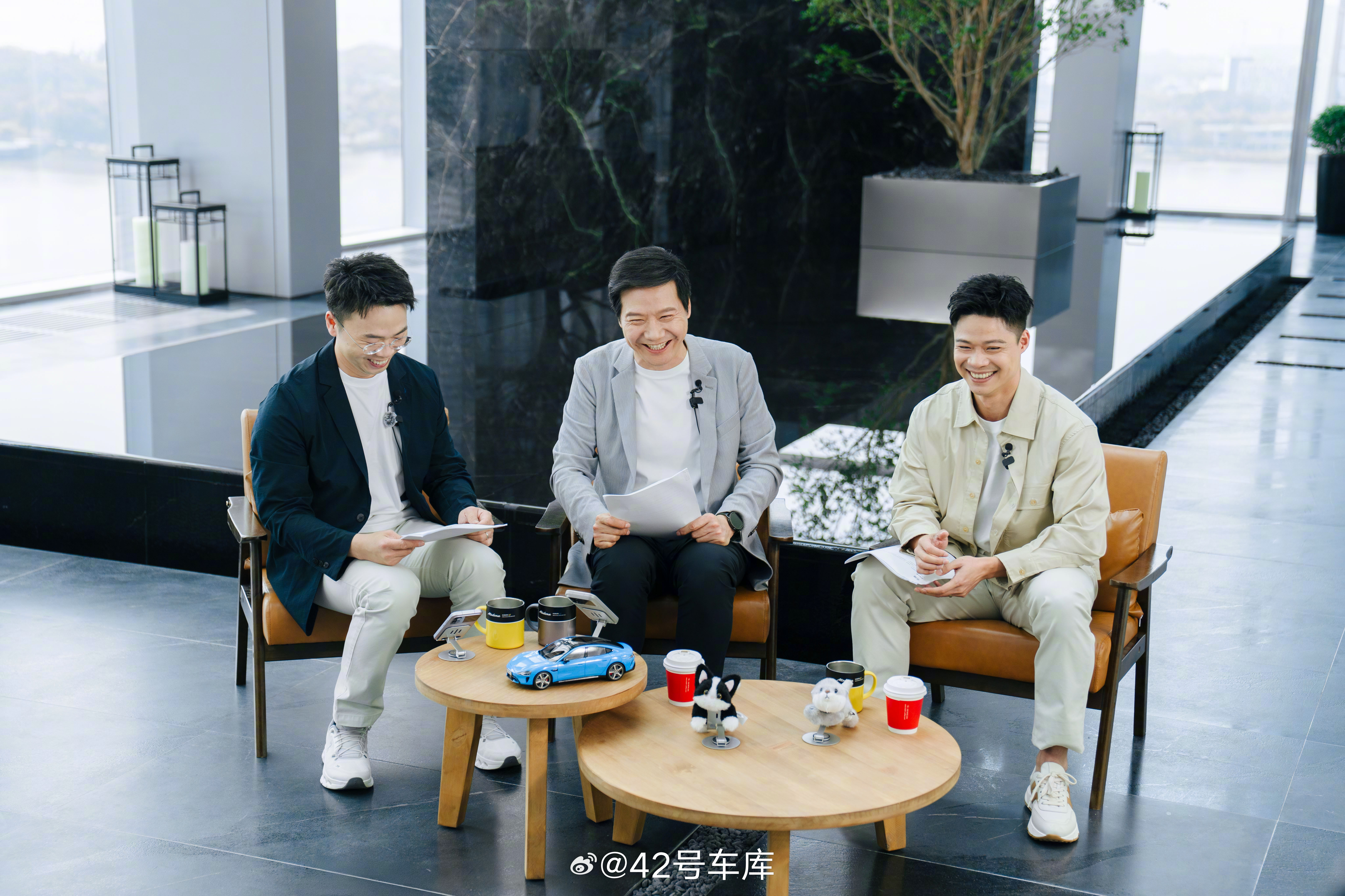 雷军回应给苏炳添当司机 新一代 SU7 今早进行了交付首批，雷总直播中透露了这些