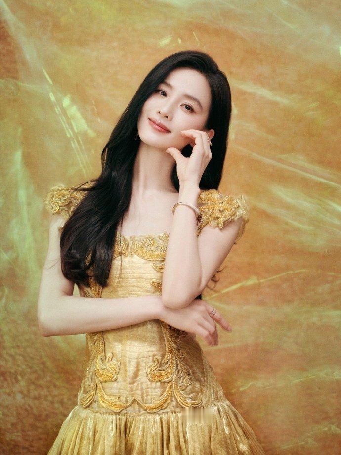 #刘诗诗#｜新春贺图，高定再度上身💛金灿灿，好贵气~👗 Guo Pei 20