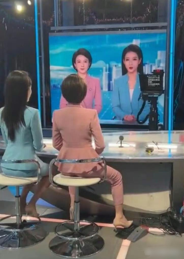 “原来主持人都是这样翻提词器的，太不容易了” 