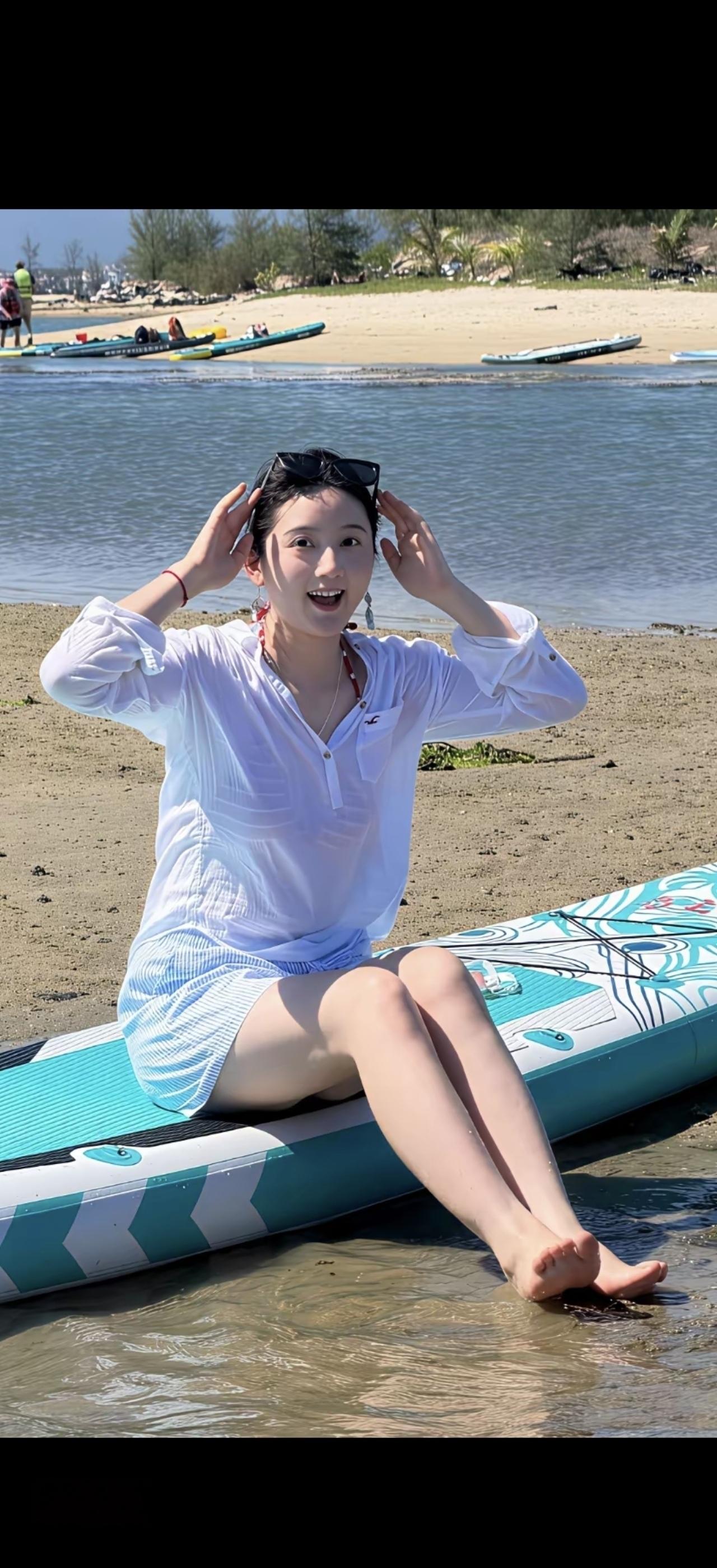 碧海潮生处，轻舟逐浪飞。