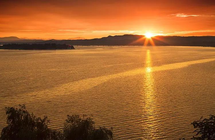 济源落日黄河刷屏！老祖宗诗句照进现实，人民日报都来点赞
 
河南济源一段随手拍的