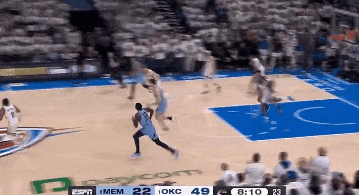 04月21日，NBA季后赛G1，雷霆与灰熊的比赛正在进行。
在第二节的比赛里，杰