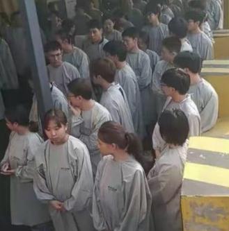 以前考科目一，谁能想到现在连衣服都能成“作弊工具”了。
前些年苏州就查过一起这样