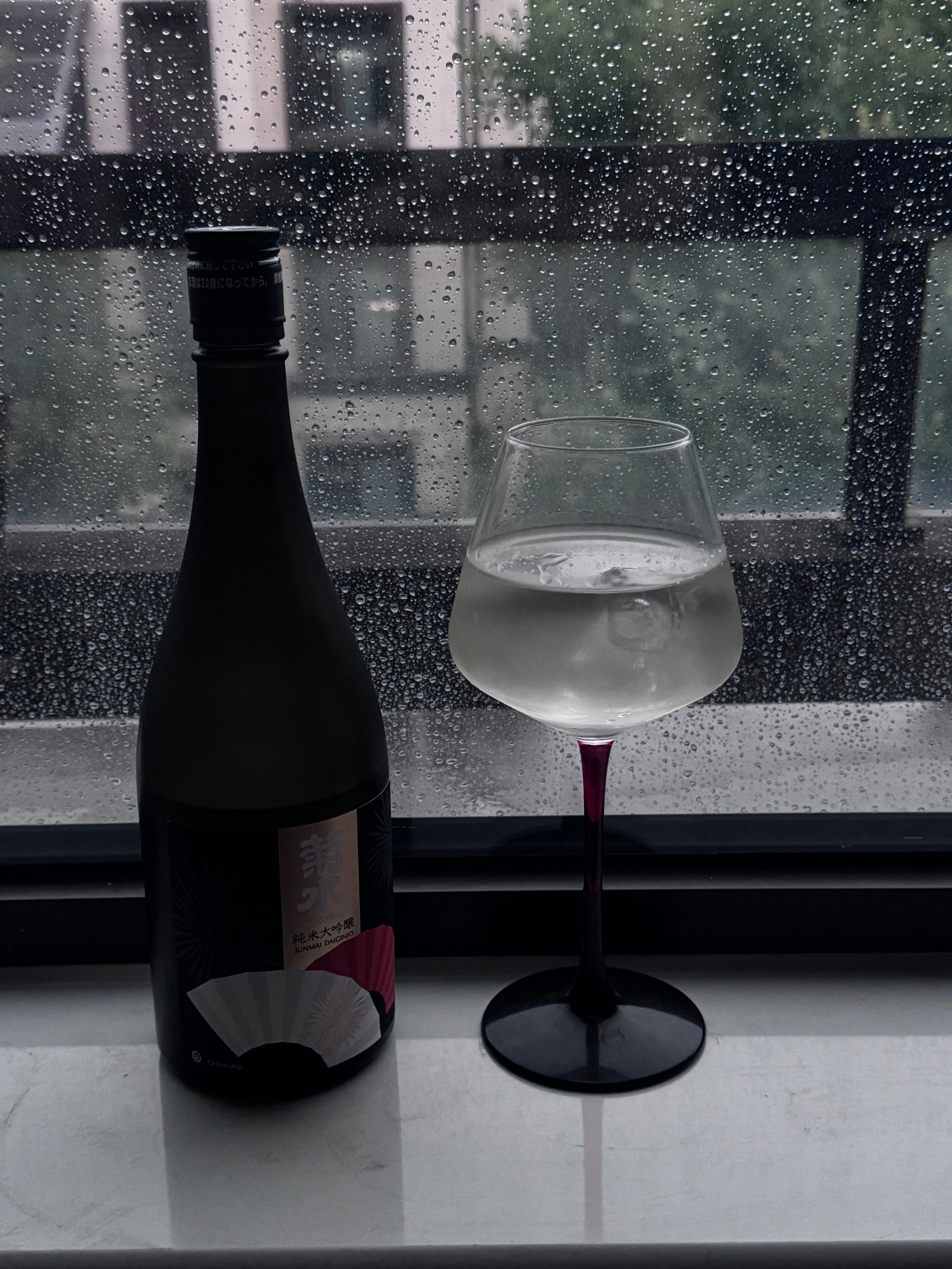 有一位不知名的哲人曾说过：雷雨天适合喝酒。 明天则适合滴酒不沾。 