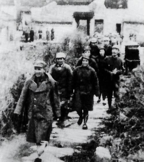 1937年，陈宏被捕，供出了陈毅，敌人设计诱骗陈毅下山。陈毅下山时，因口渴向少妇