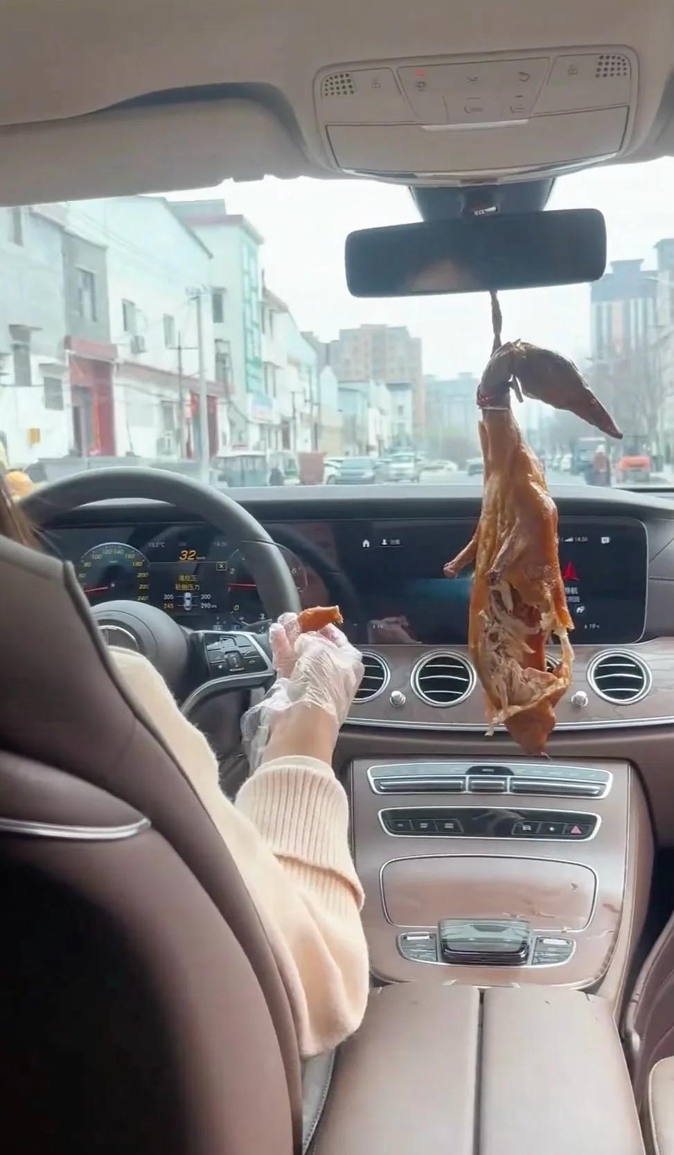 车上的挂件看着不错哦！