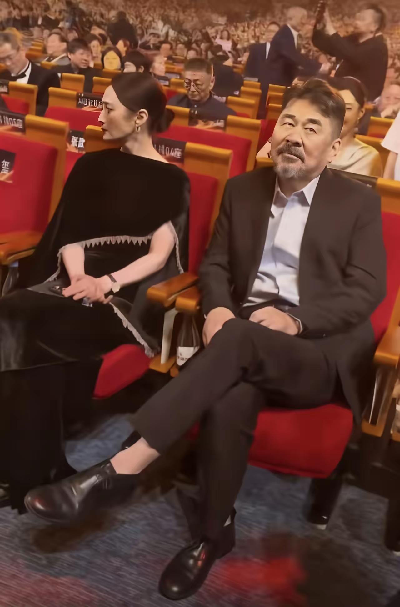 从这两口子让我们明白，真正的美女从不嫁帅哥的。
大家说是不是？